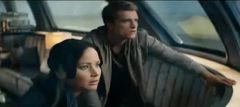 Katniss y Peeta en el tren.png
