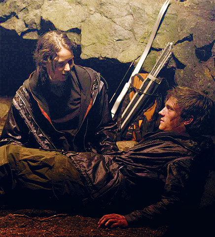 Archivo:Katniss y Peeta en una cueva.png