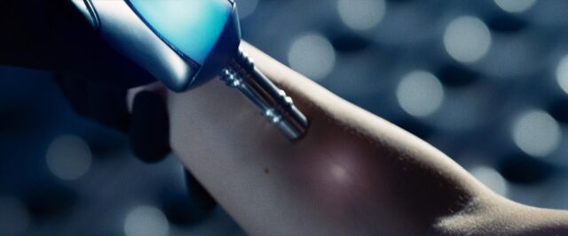Archivo:El rastreador en el brazo de Katniss.jpeg