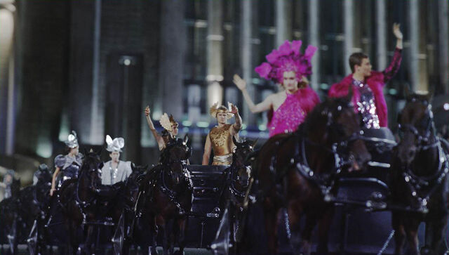 File:Opening-ceremony-the-hunger-games-28914447-1233-699.jpg