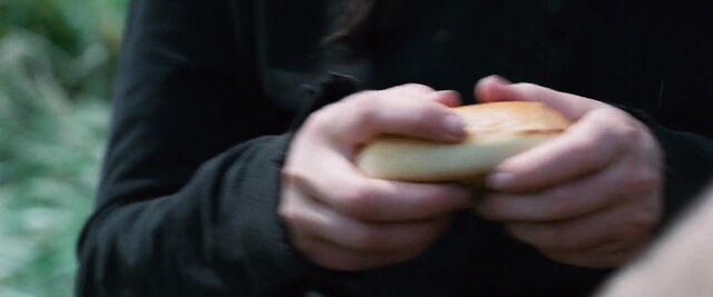 Archivo:Katniss con una hogaza de pan.jpg