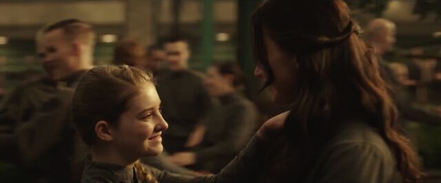 Archivo:Katniss y Prim bailando en la boda de Finnick y Annie.jpg