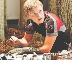 Peeta pintando su brazo.jpg