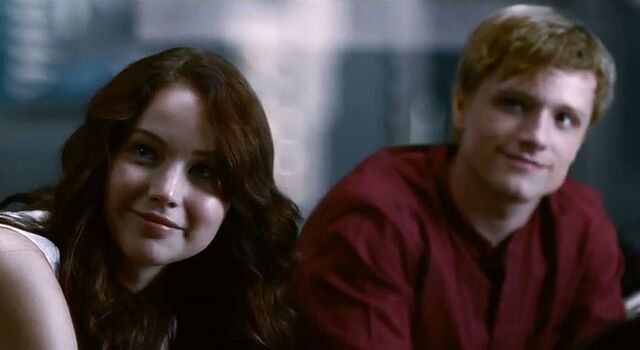 Archivo:Katniss y Peeta en el Capitolio.jpg