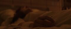 Katniss con la perla de Peeta en el hospital.jpg