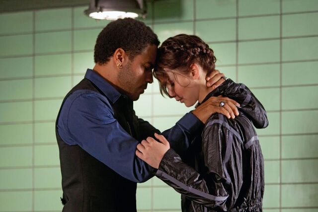 File:Cinna & Katniss.jpg