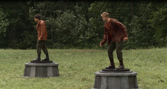 El tributo del 6 y Cato en sus pedestales.png