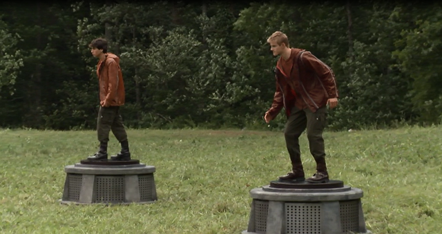 Archivo:El tributo del 6 y Cato en sus pedestales.png