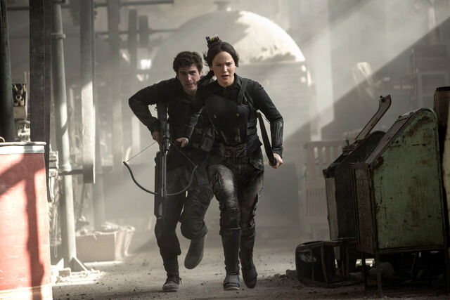 File:Mockingjay-gale+katniss.jpg