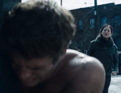 Katniss viendo a Gale ser azotado.png