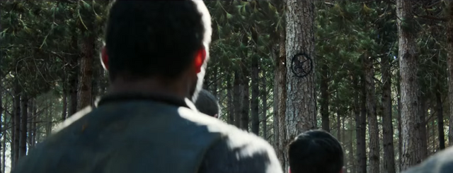 Archivo:Leñador viendo el símbolo del sinsajo en un árbol.png