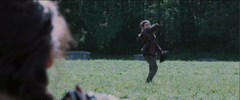 Clove lanzandole un cuchillo a Katniss.png