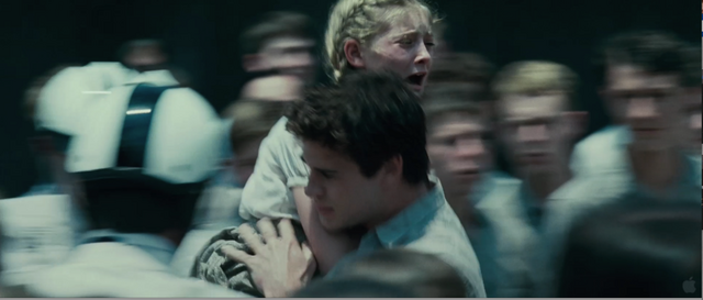 Archivo:Gale llevándose a Prim.png
