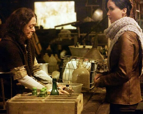 Archivo:Katniss comprando.jpg