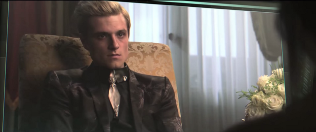 File:Katniss viendo la segunda entrevista de Peeta.png