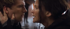 Katniss calmando a Peeta.png