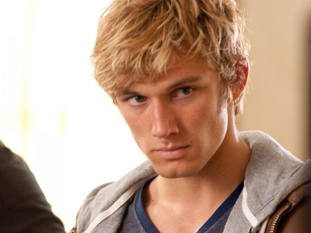 File:934 alex-pettyfer-wild-child-722977894.jpg