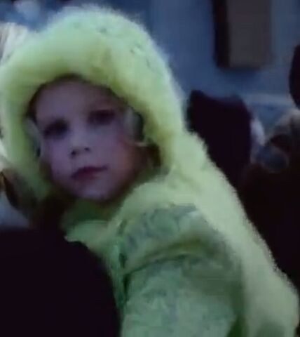 Archivo:Niña del Abrigo amarillo limón.jpg