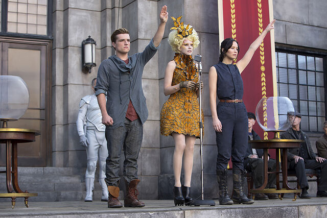 Archivo:Peeta, Effie y Katniss en la cosecha.jpg