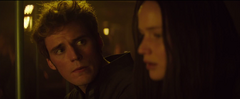 Finnick observando a Katniss.png