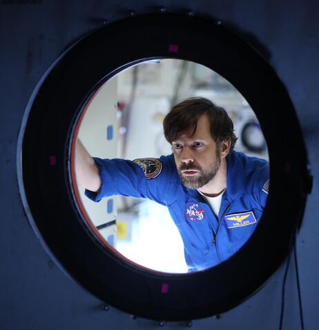 File:1x13-Screw-the-Moon-Another-Miller-the-last-man-on-earth-38469917-1023-1061.jpg