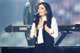 Lorde-performing-David-Bowie-tribute-brits-2016-3-billboard-650