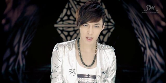 File:Lay (MAMA)3.jpg
