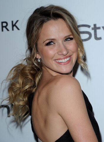File:Shantel+VanSanten+Forevermark+InStyle+Golden+md96jFWc0etl.jpg