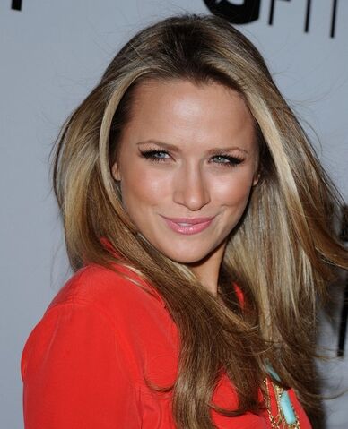 File:Shantel+VanSanten+Gatorade+G+Series+FIT+7oC0PzJ4tBxl.jpg