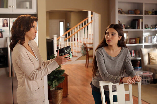 File:Space Invaders 02 Jami Gertz Clara Mamet.jpg