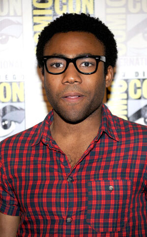 File:Donald+Glover+Community+Red+Carpet+2010+Comic+qBYlAu9Ibczl.jpg