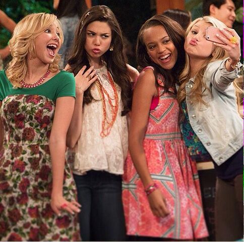File:Selfiephoebecrew.jpg