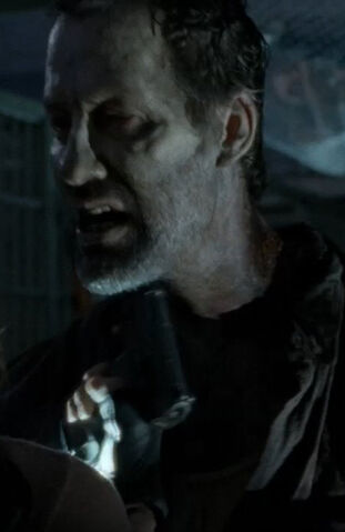 Archivo:Padre Zombie.jpg