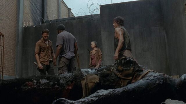 Archivo:Twd403-Isolation-Daryl-Rick-Tyreese-Carol.jpg