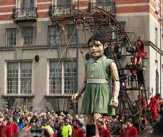 File:Little Giant Girl, Albion House.jpg