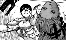 Okahira le rompe el cuello a Kurona