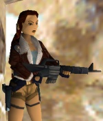 Lara sosteniendo una M-16