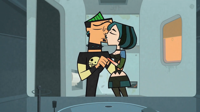 File:DuncanAndGwenKiss1.png