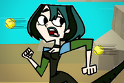 Gwen running of the tennisbal