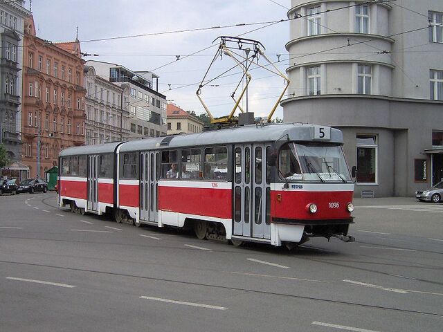 Plik:800px-Brno, Město Brno, Moravské náměstí, Tatra K2 (5).jpg