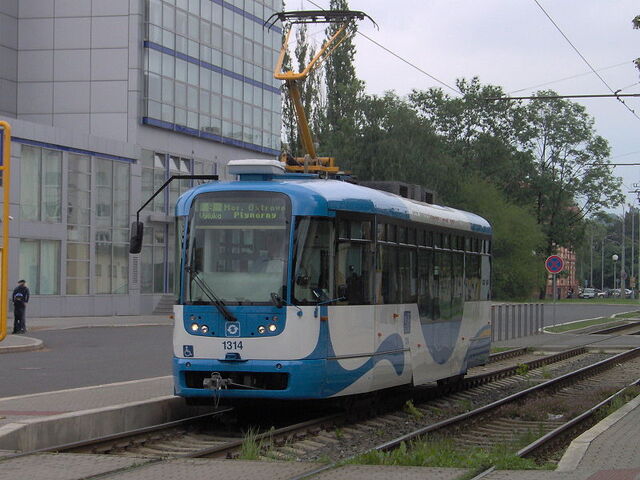 File:800px-Tram Vario LF Ostrava.jpg