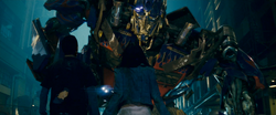 Optimus ontmoet Sam en Mikaela.png