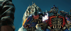 Optimus Prime praat met Sam voor hun vertrek.png