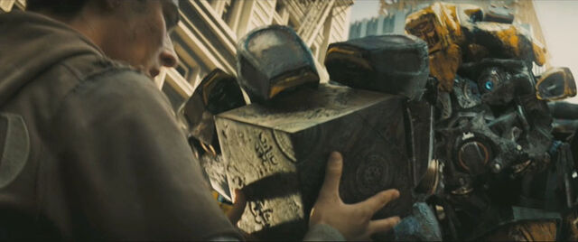 File:Movie Bumblebee giveAllSpark.jpg