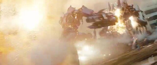 File:Dotm-optimusprime-film-streetbattle-17.jpg