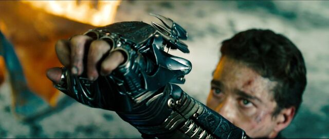 File:Dotm-sam-film-grappleglove.jpg