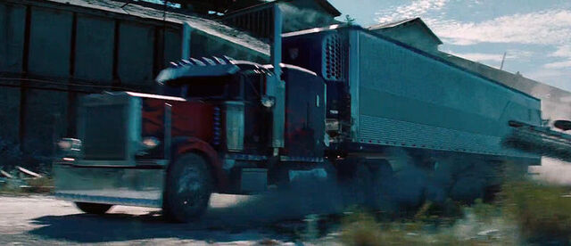 Dosya:799px-DOTM optimus with trailer.jpg