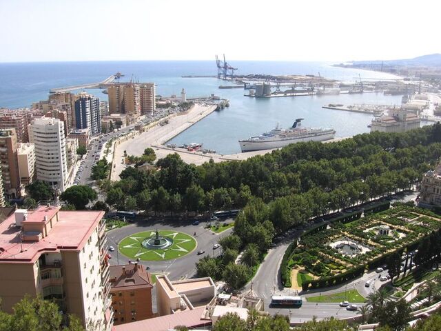 File:Malaga-harbour-2005sep15@16.23.jpg