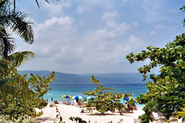 File:DoctorsCaveBeach.jpeg