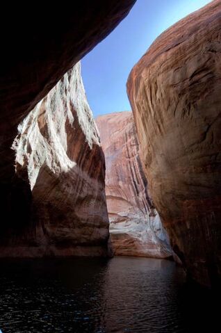 File:Lake-Powell-Narrow-Passage.jpg